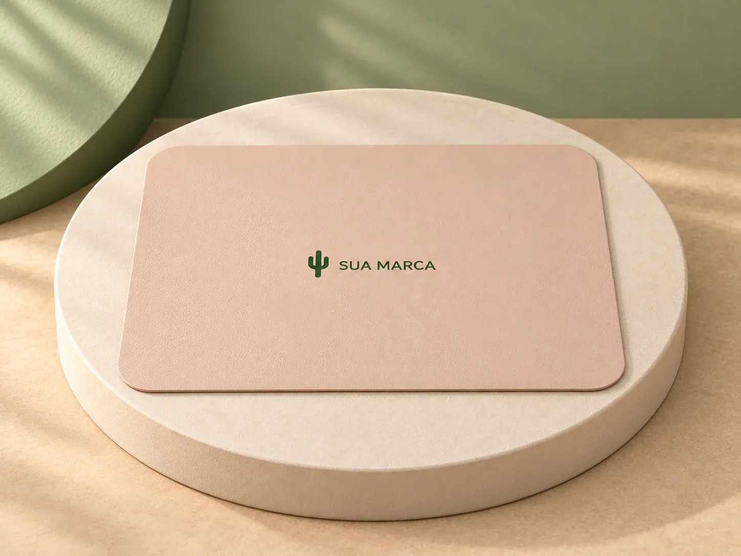 Mouse pad em couro sintético, com exemplo de personalização colorida: um cacto e o texto “SUA MARCA” impressos em cor