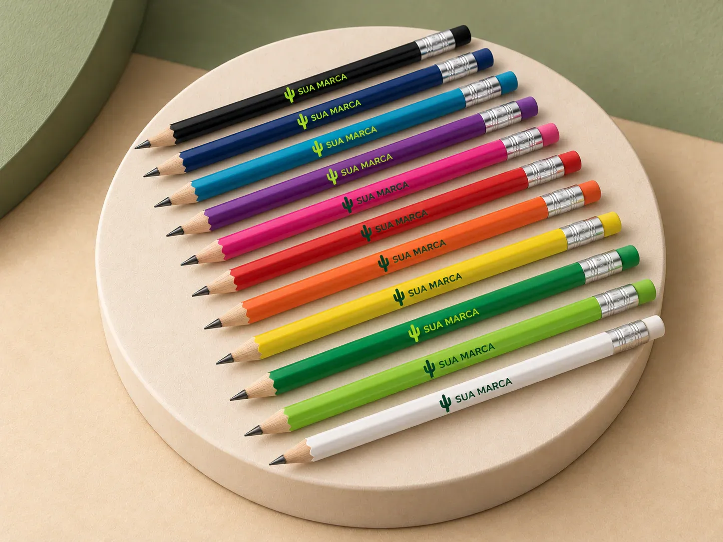 Lápis com borracha HB, com exemplo de personalização colorida: um cacto e o texto “SUA MARCA” impressos em cor