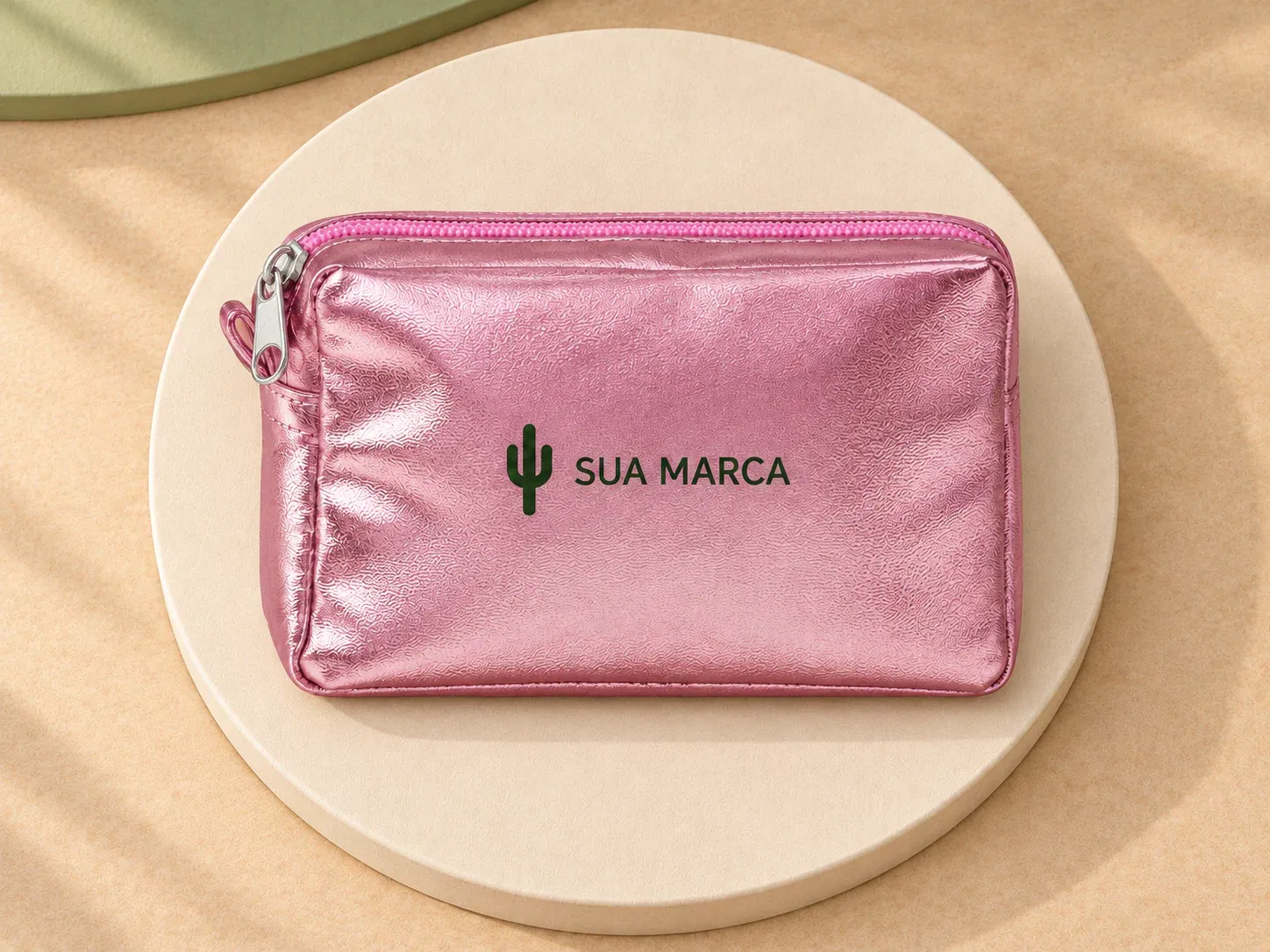 Bolsa multiusos em PVC com zíper metalizado, com exemplo de personalização colorida: um cacto e o texto “SUA MARCA” impressos em cor
