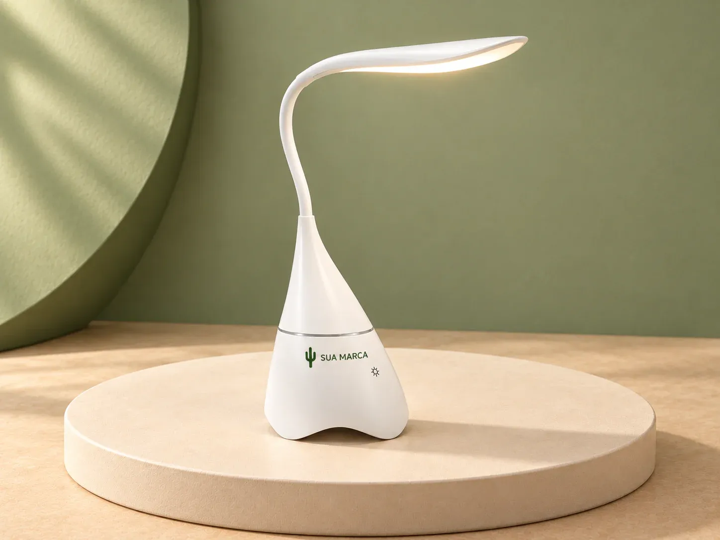 Luminária de mesa com caixa de som Bluetooth, com exemplo de personalização colorida: um cacto e o texto “SUA MARCA” impressos em cor