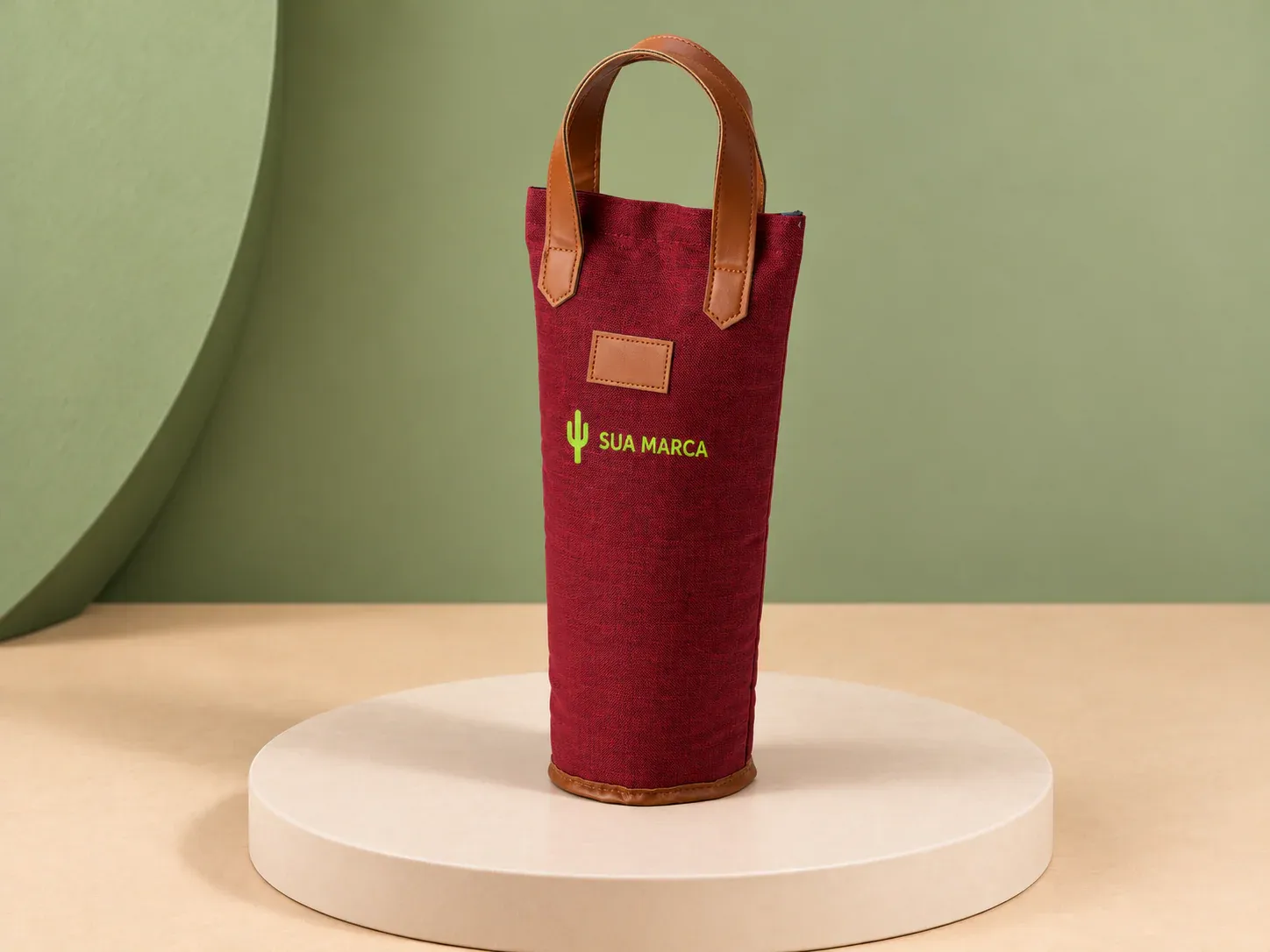Porta-garrafas térmico em nylon com detalhes em couro sintético, com exemplo de personalização colorida: um cacto e o texto “SUA MARCA” impressos em cor