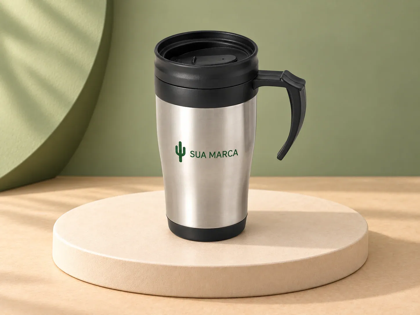Caneca de viagem térmica em aço inox 420 ml, com exemplo de personalização colorida: um cacto e o texto “SUA MARCA” impressos em cor