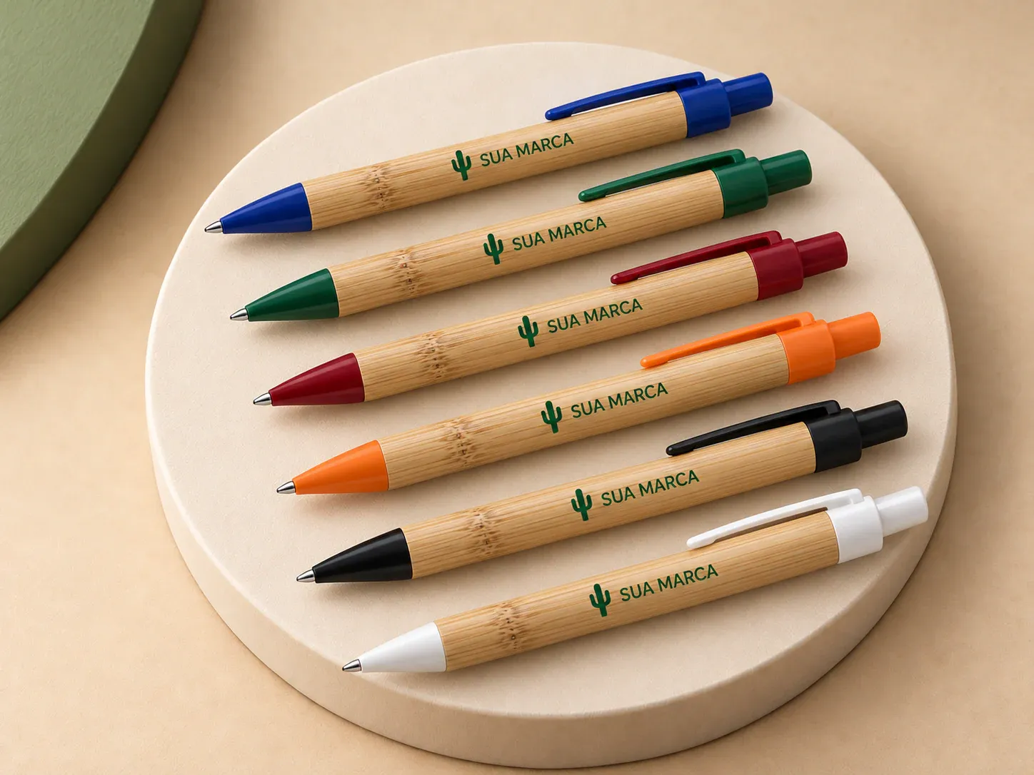 Caneta ecológica de bambu, com exemplo de personalização colorida: um cacto e o texto “SUA MARCA” impressos em cor