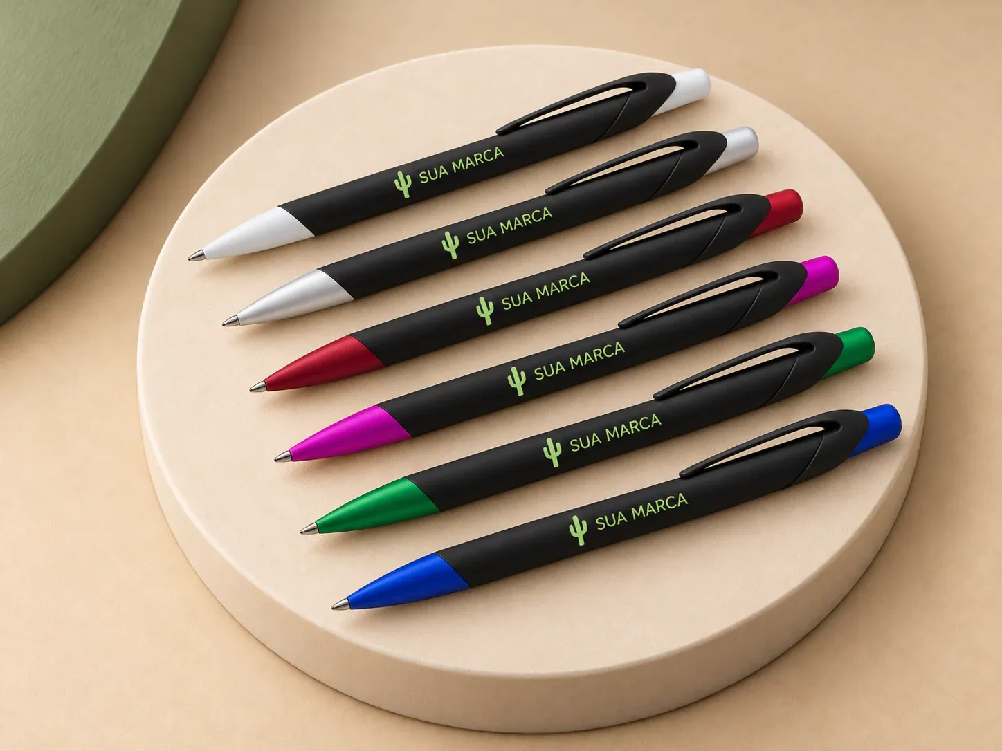 Caneta plástica, com exemplo de personalização colorida: um cacto e o texto “SUA MARCA” impressos em cor