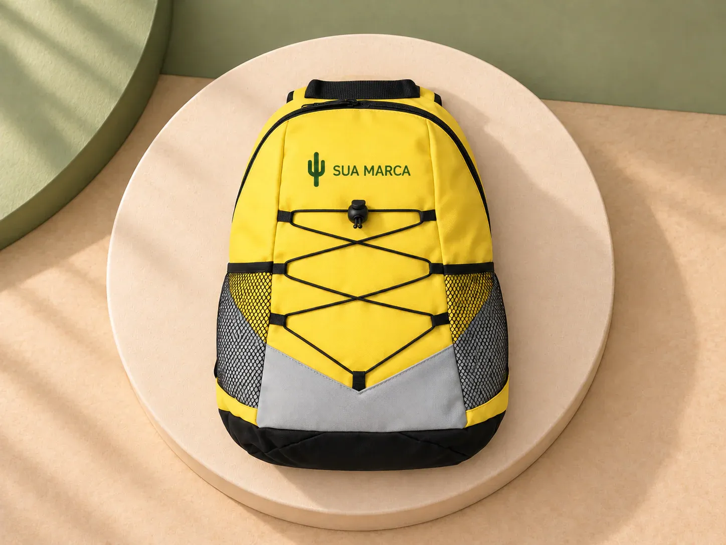 Mochila com bolsos em tela mesh, com exemplo de personalização colorida: um cacto e o texto “SUA MARCA” impressos em cor