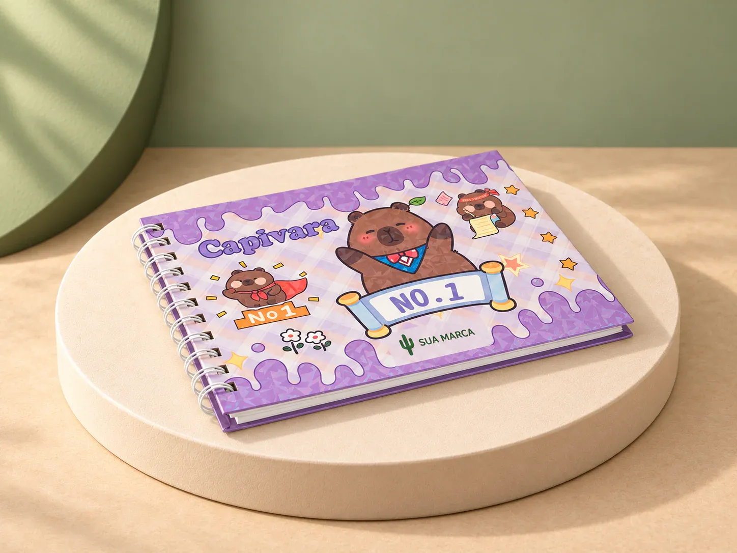 Caderno para colorir capivara, com exemplo de personalização colorida: um cacto e o texto “SUA MARCA” impressos em cor
