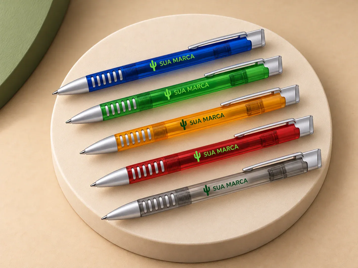 Caneta plástica, com exemplo de personalização colorida: um cacto e o texto “SUA MARCA” impressos em cor