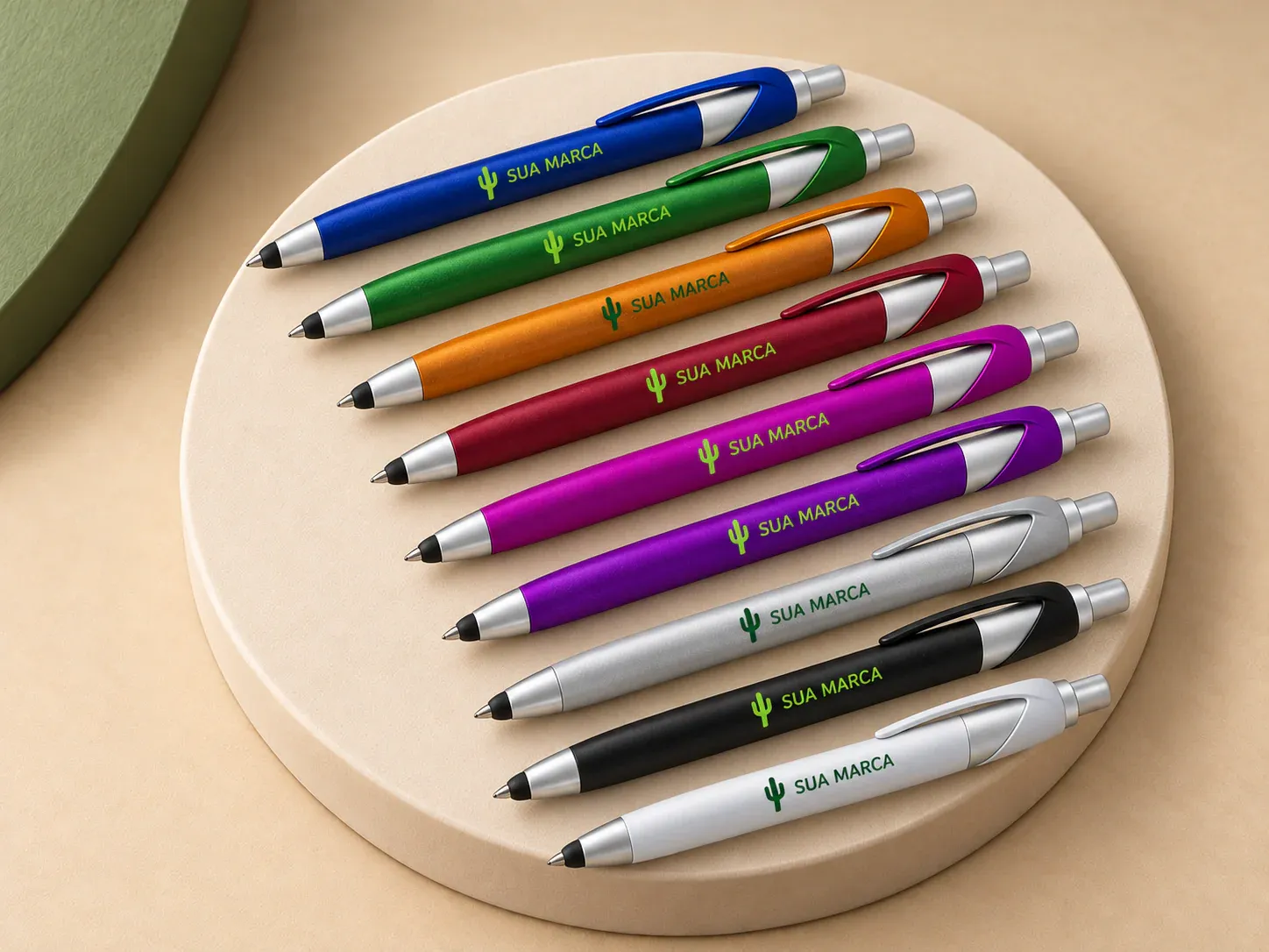 Caneta plástica touch, com exemplo de personalização colorida: um cacto e o texto “SUA MARCA” impressos em cor