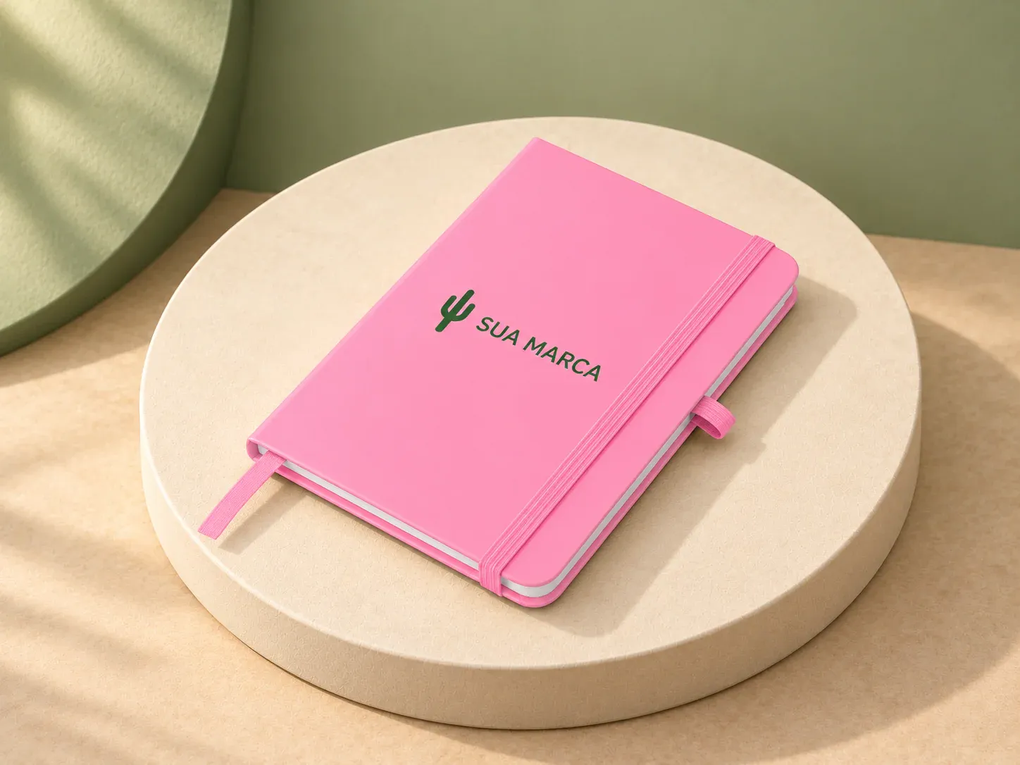 Caderno de anotações A6 com elástico e suporte para caneta, com exemplo de personalização colorida: um cacto e o texto “SUA MARCA” impressos em cor
