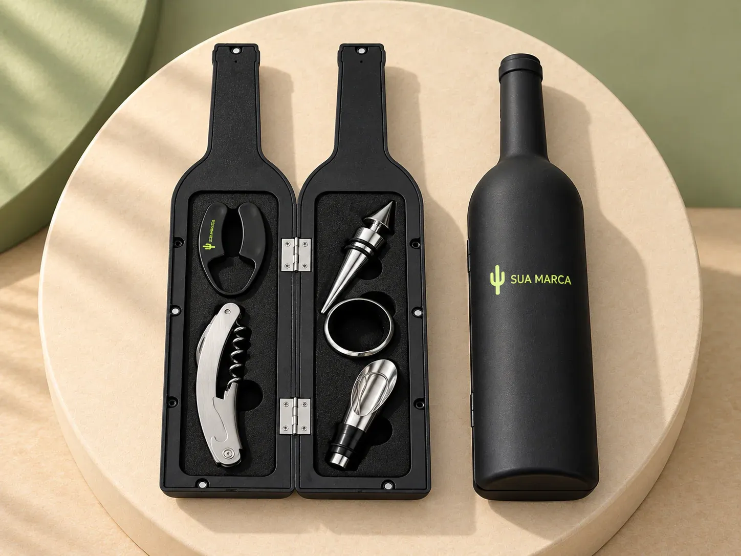 Kit vinho garrafa 5 peças, com exemplo de personalização colorida: um cacto e o texto “SUA MARCA” impressos em cor