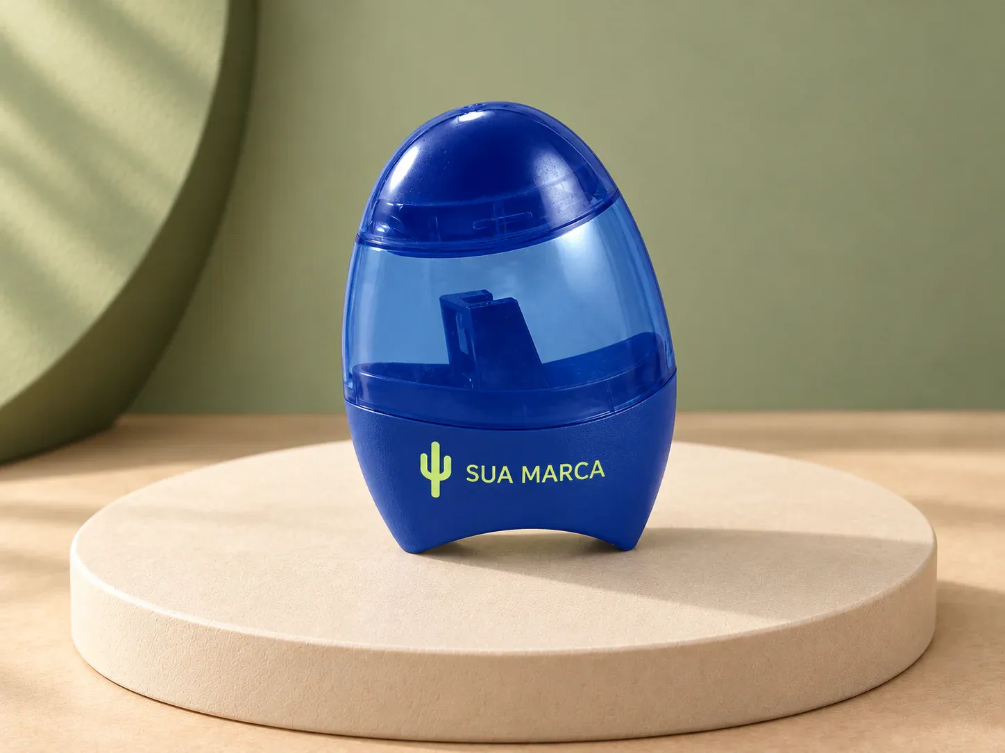 Apontador 2 em 1 com depósito e borracha, com exemplo de personalização colorida: um cacto e o texto “SUA MARCA” impressos em cor