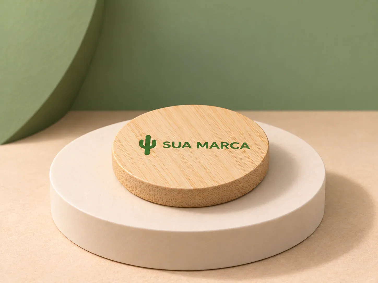 Abridor de garrafa em bambu, com exemplo de personalização colorida: um cacto e o texto “SUA MARCA” impressos em cor