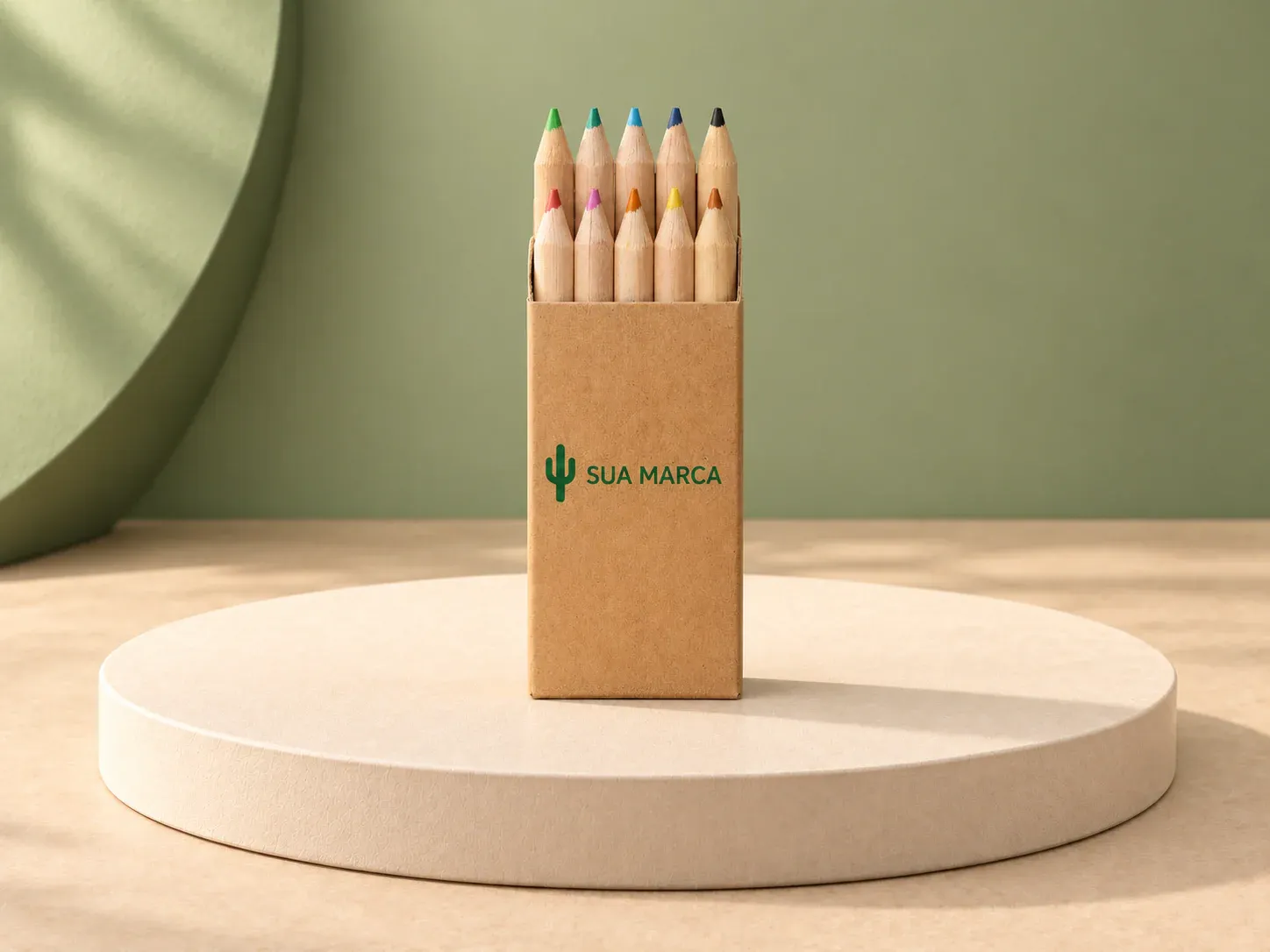 Caixa de papel kraft reciclado com 10 mini lápis de cor, com exemplo de personalização colorida: um cacto e o texto “SUA MARCA” impressos em cor