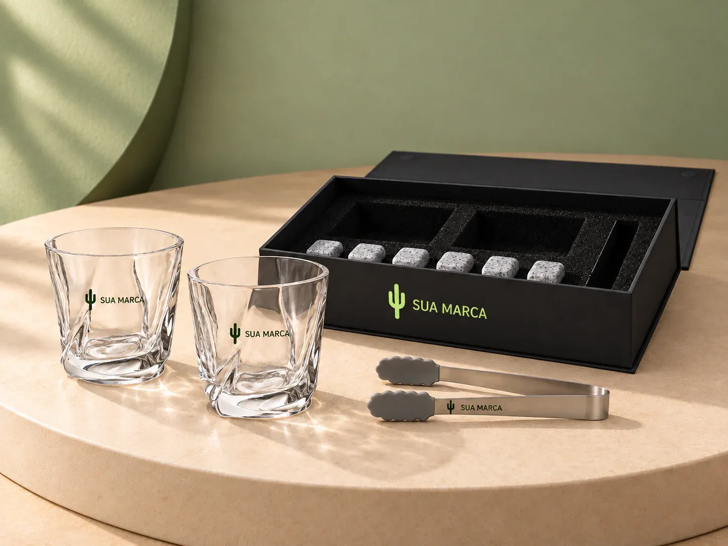 Kit drink com copos de vidro e pedras de granito, com exemplo de personalização colorida: um cacto e o texto “SUA MARCA” impressos em cor
