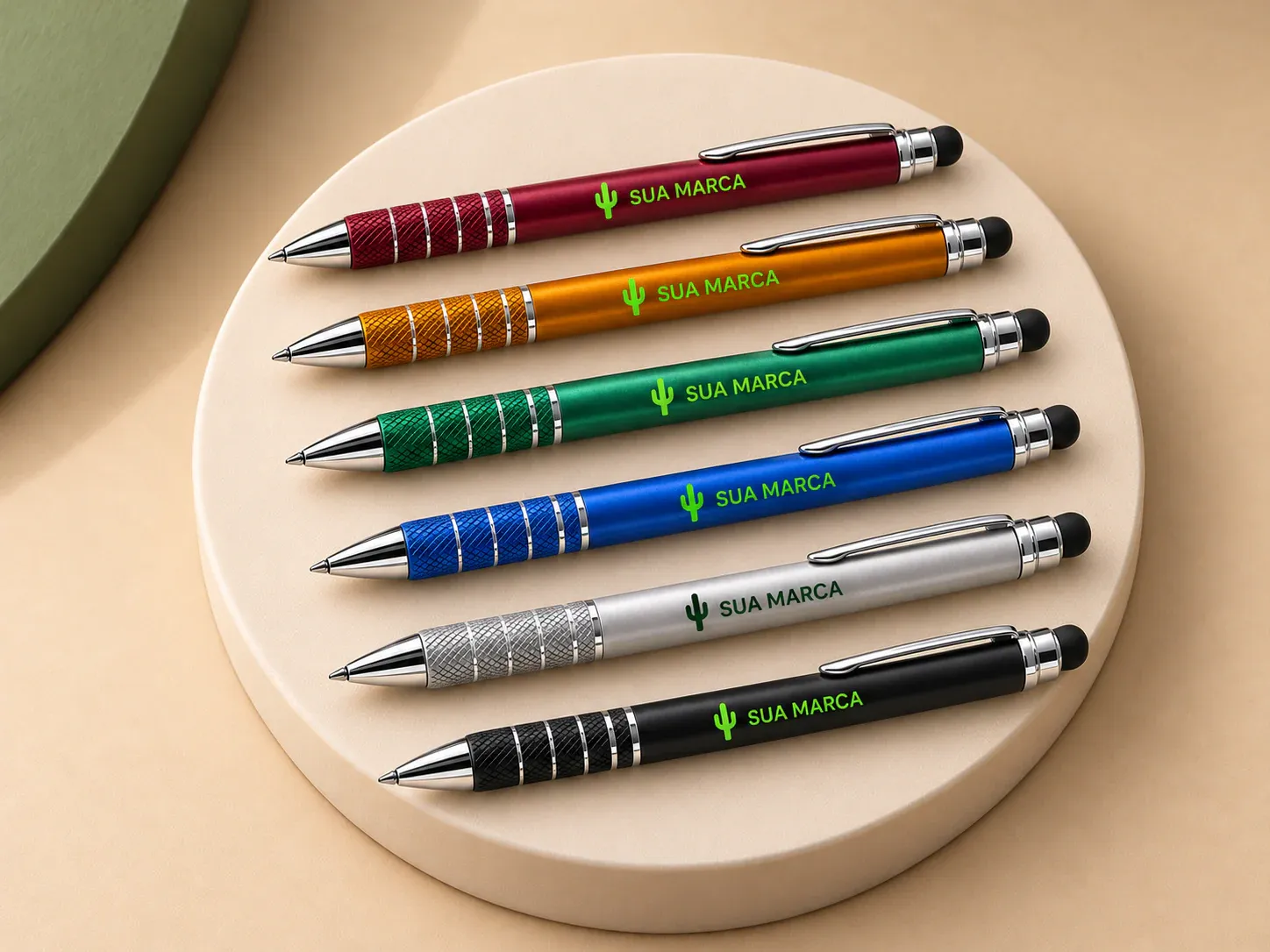 Caneta plástica touch, com exemplo de personalização colorida: um cacto e o texto “SUA MARCA” impressos em cor