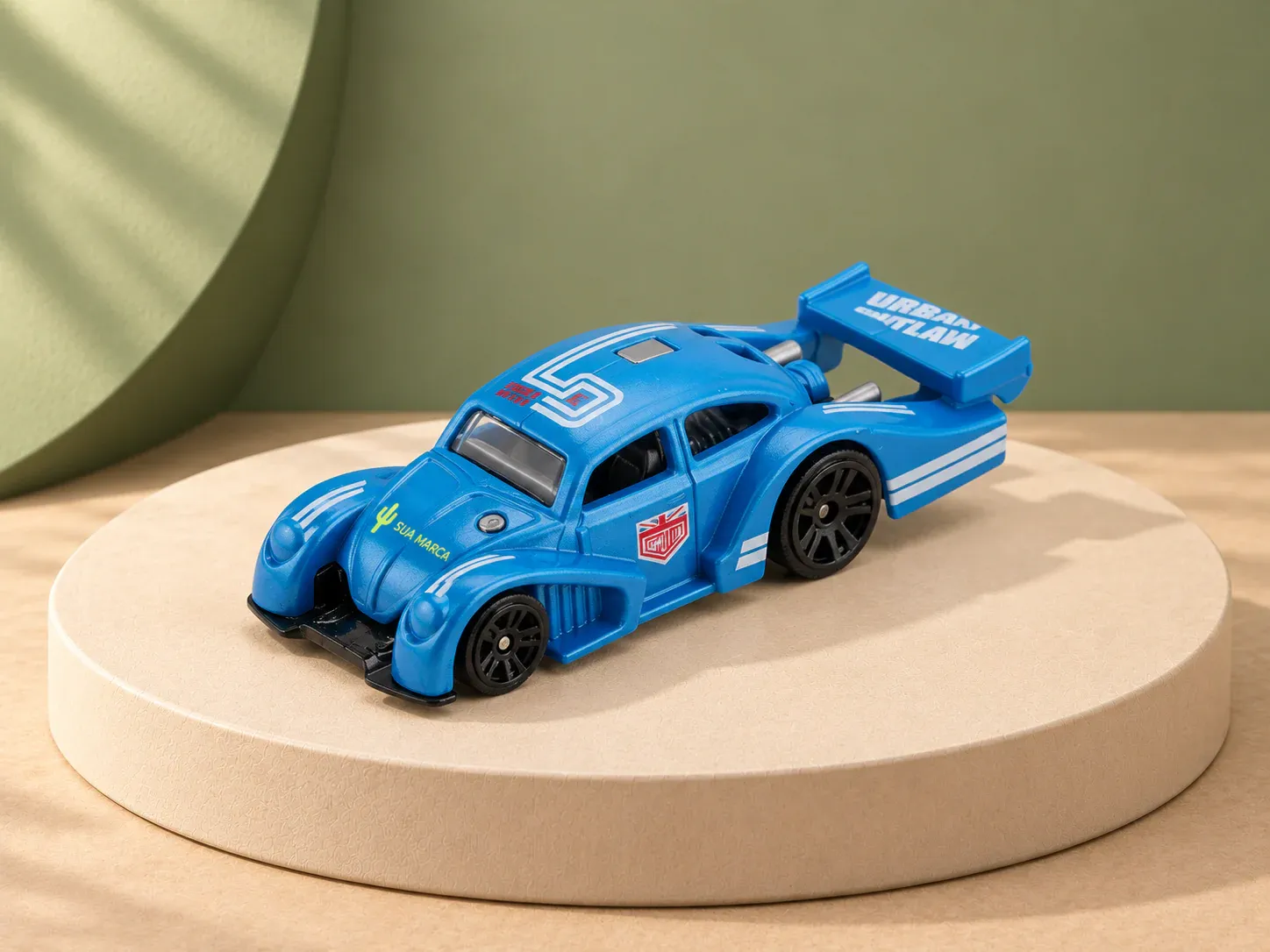 Carrinho de brinquedo em miniatura estilo esportivo, com exemplo de personalização colorida: um cacto e o texto “SUA MARCA” impressos em cor
