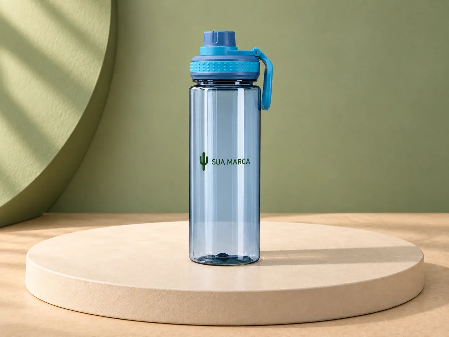 Garrafa plástica 750 ml, com exemplo de personalização colorida: um cacto e o texto “SUA MARCA” impressos em cor