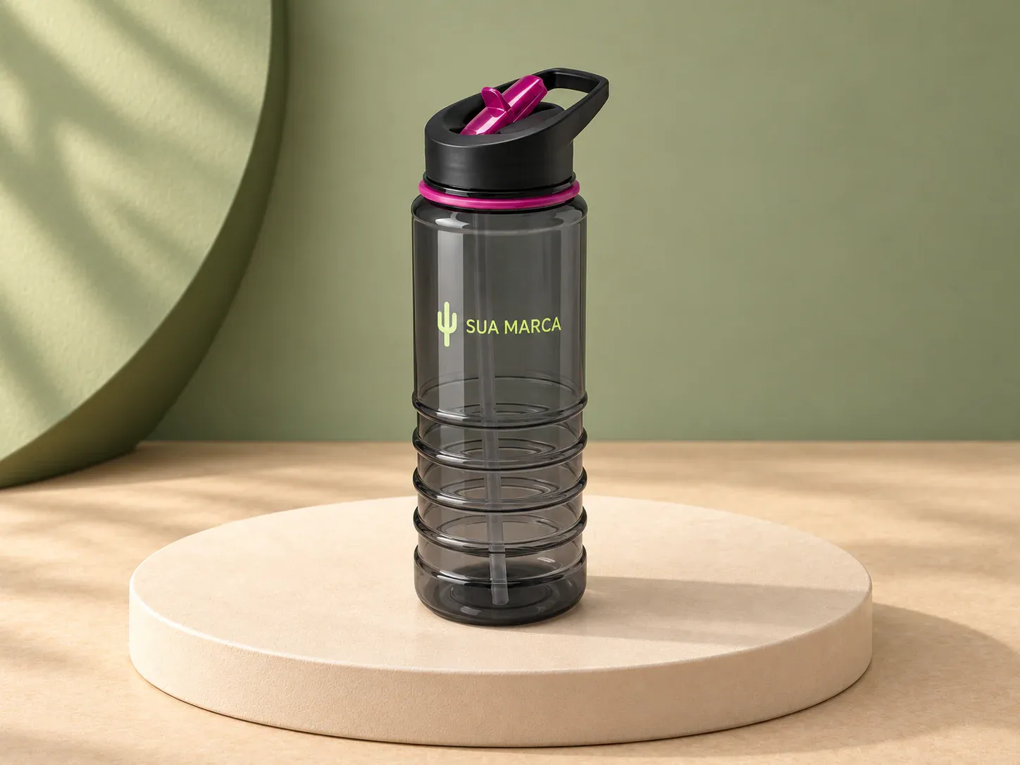 Squeeze em AS com tampa em PP e bico flip 650 ml, com exemplo de personalização colorida: um cacto e o texto “SUA MARCA” impressos em cor