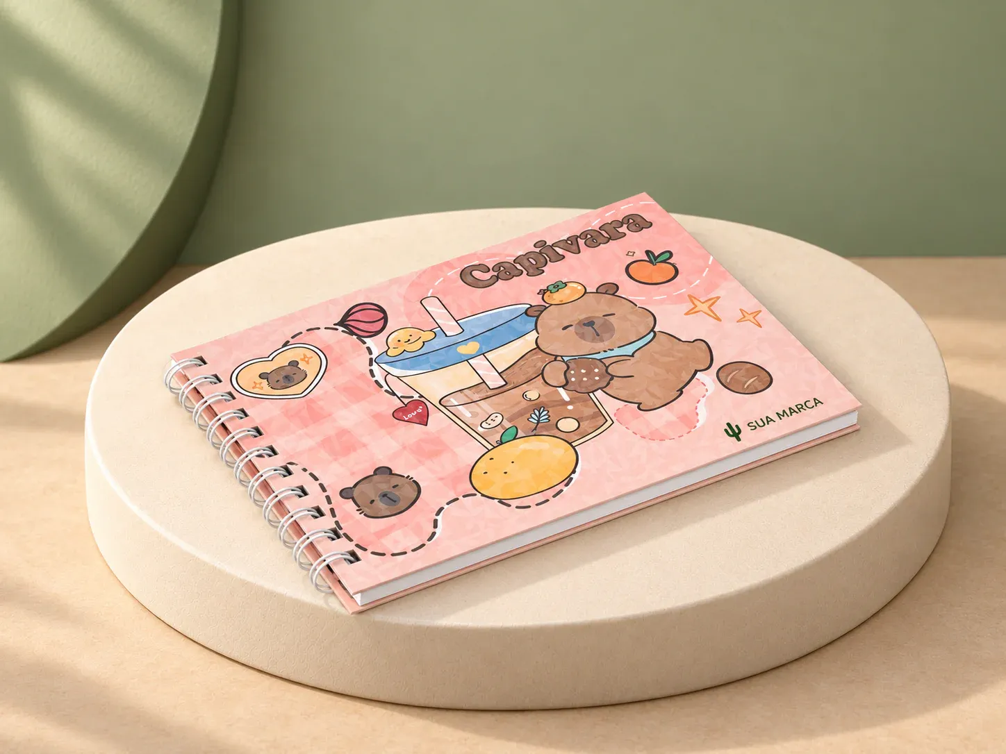 Caderno para colorir capivara, com exemplo de personalização colorida: um cacto e o texto “SUA MARCA” impressos em cor