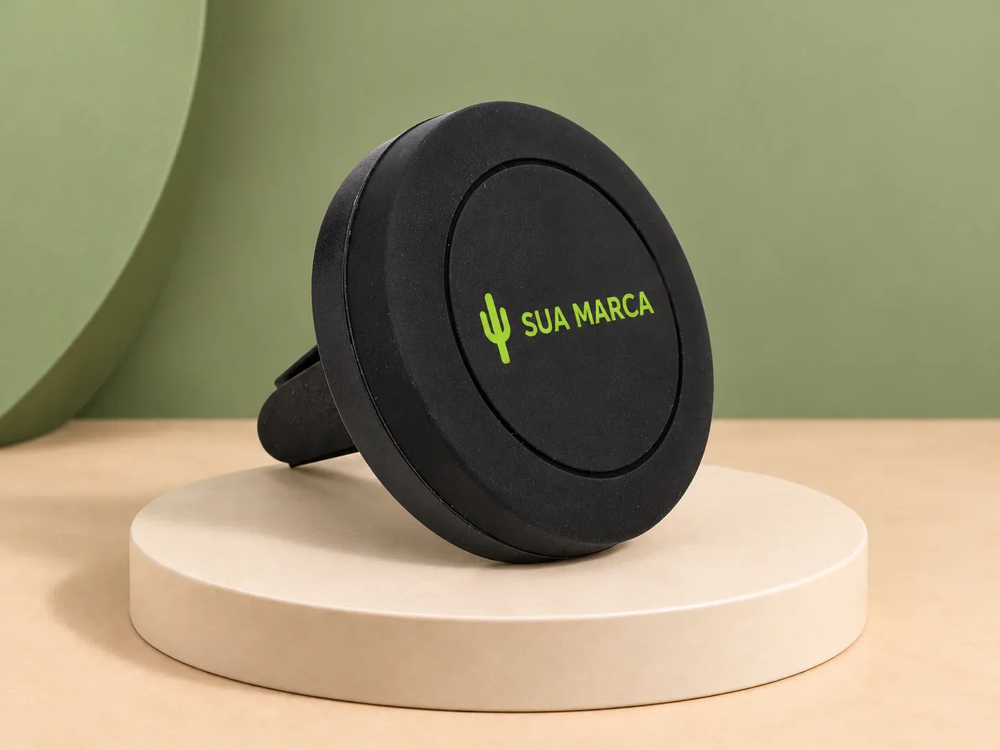 Suporte veicular magnético, com exemplo de personalização colorida: um cacto e o texto “SUA MARCA” impressos em cor