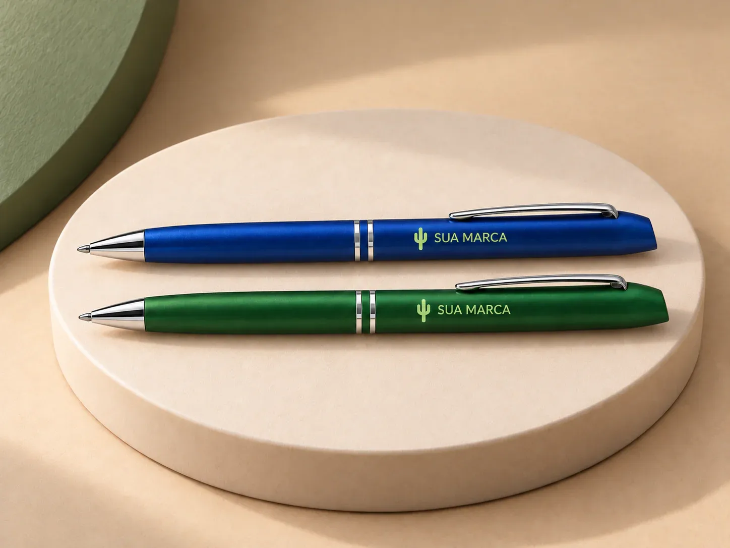 Caneta semimetal, com exemplo de personalização colorida: um cacto e o texto “SUA MARCA” impressos em cor