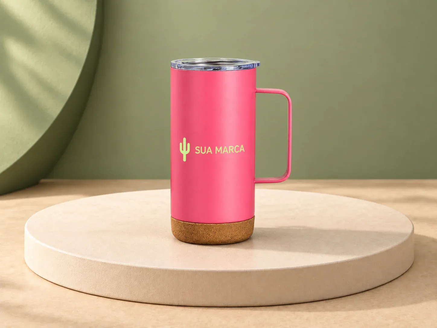 Caneca térmica em inox com fundo de cortiça 500 ml, com exemplo de personalização colorida: um cacto e o texto “SUA MARCA” impressos em cor