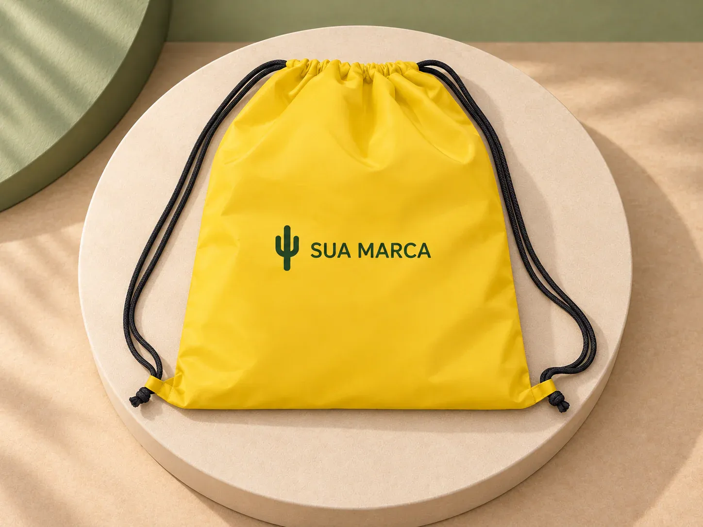 Sacola mochila 210D amarela com alça preta, com exemplo de personalização colorida: um cacto e o texto “SUA MARCA” impressos em cor