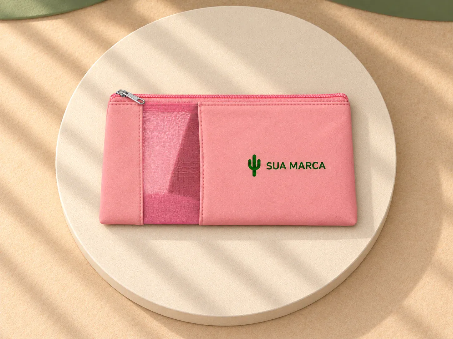 Bolsa de cosméticos em microfibra com tela mesh e zíper, com exemplo de personalização colorida: um cacto e o texto “SUA MARCA” impressos em cor