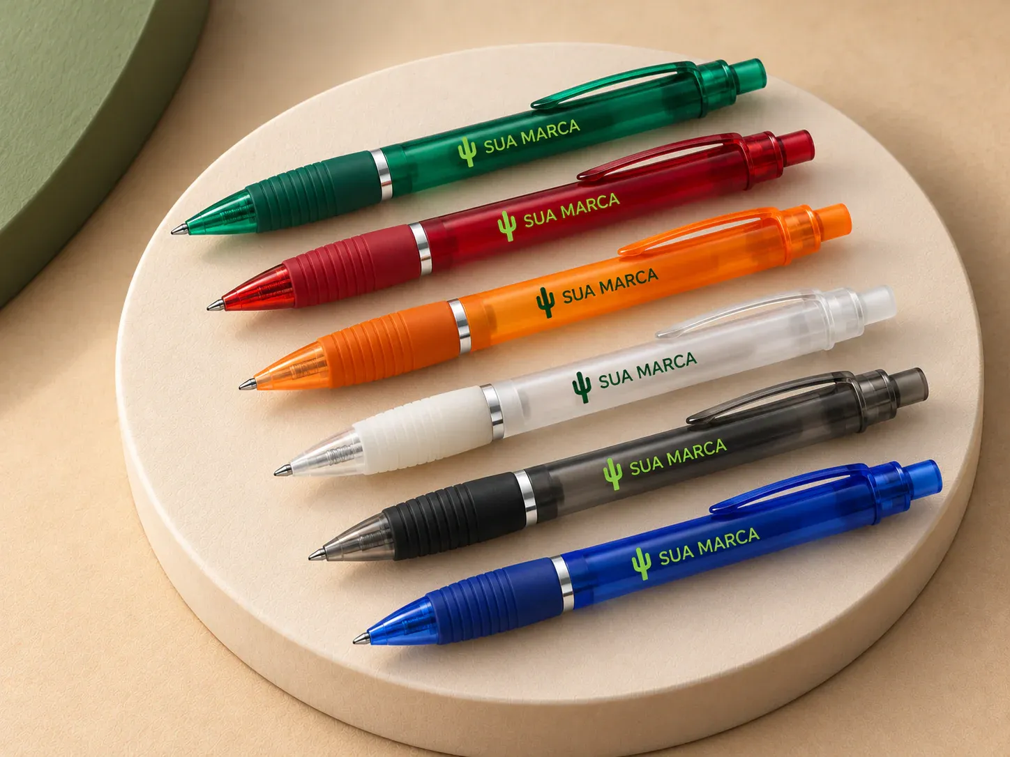 Caneta plástica, com exemplo de personalização colorida: um cacto e o texto “SUA MARCA” impressos em cor