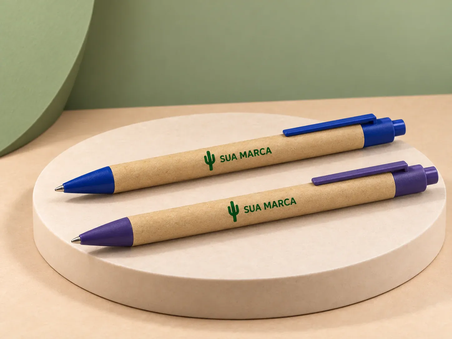 Caneta ecológica de papelão com detalhes plásticos, com exemplo de personalização colorida: um cacto e o texto “SUA MARCA” impressos em cor