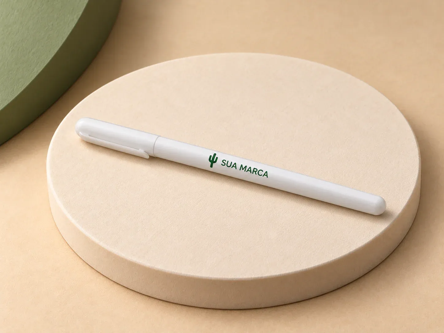 Caneta plástica, com exemplo de personalização colorida: um cacto e o texto “SUA MARCA” impressos em cor