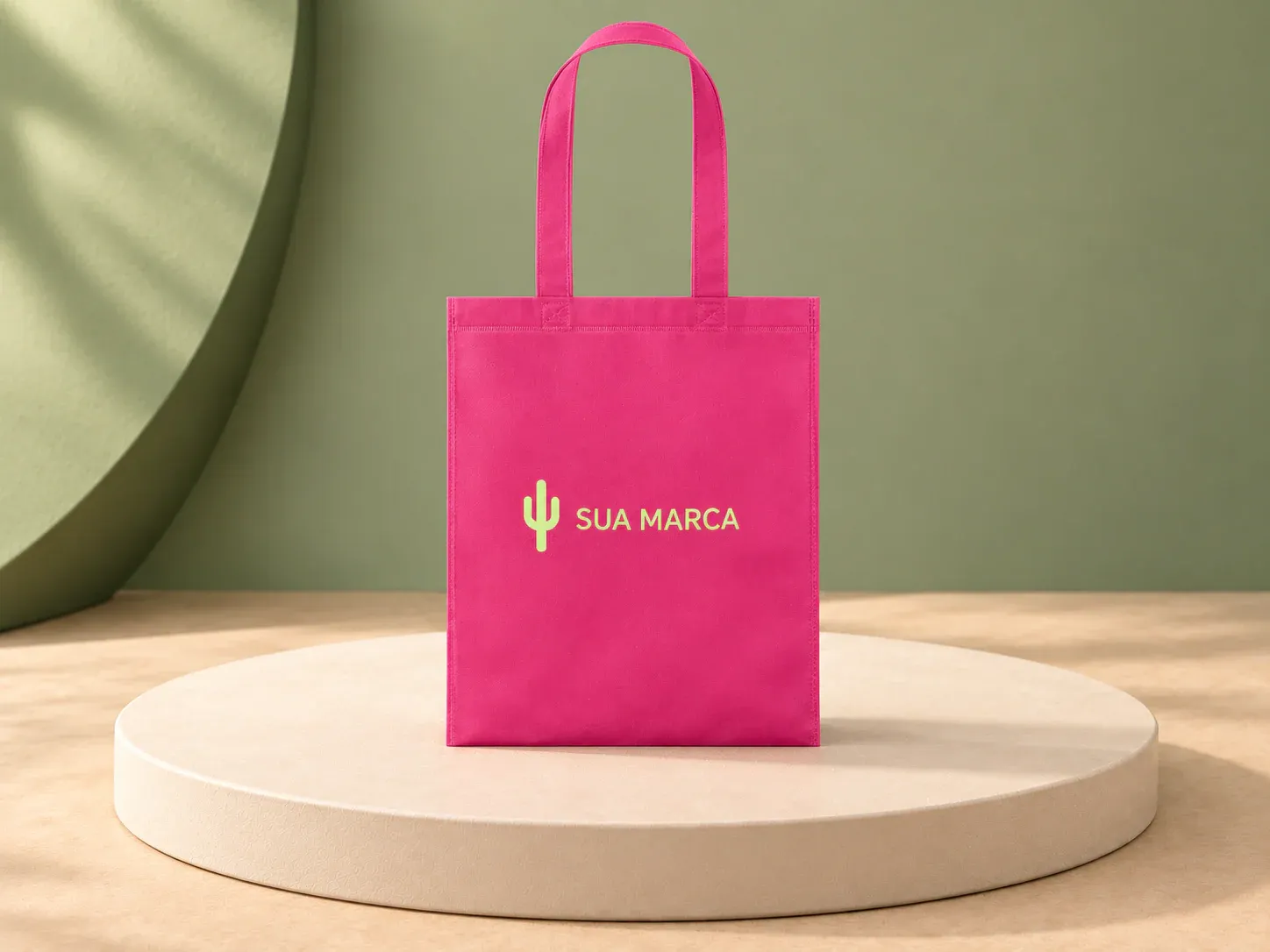 Sacola em non-woven 80 g/m² termo-selado com alças, com exemplo de personalização colorida: um cacto e o texto “SUA MARCA” impressos em cor