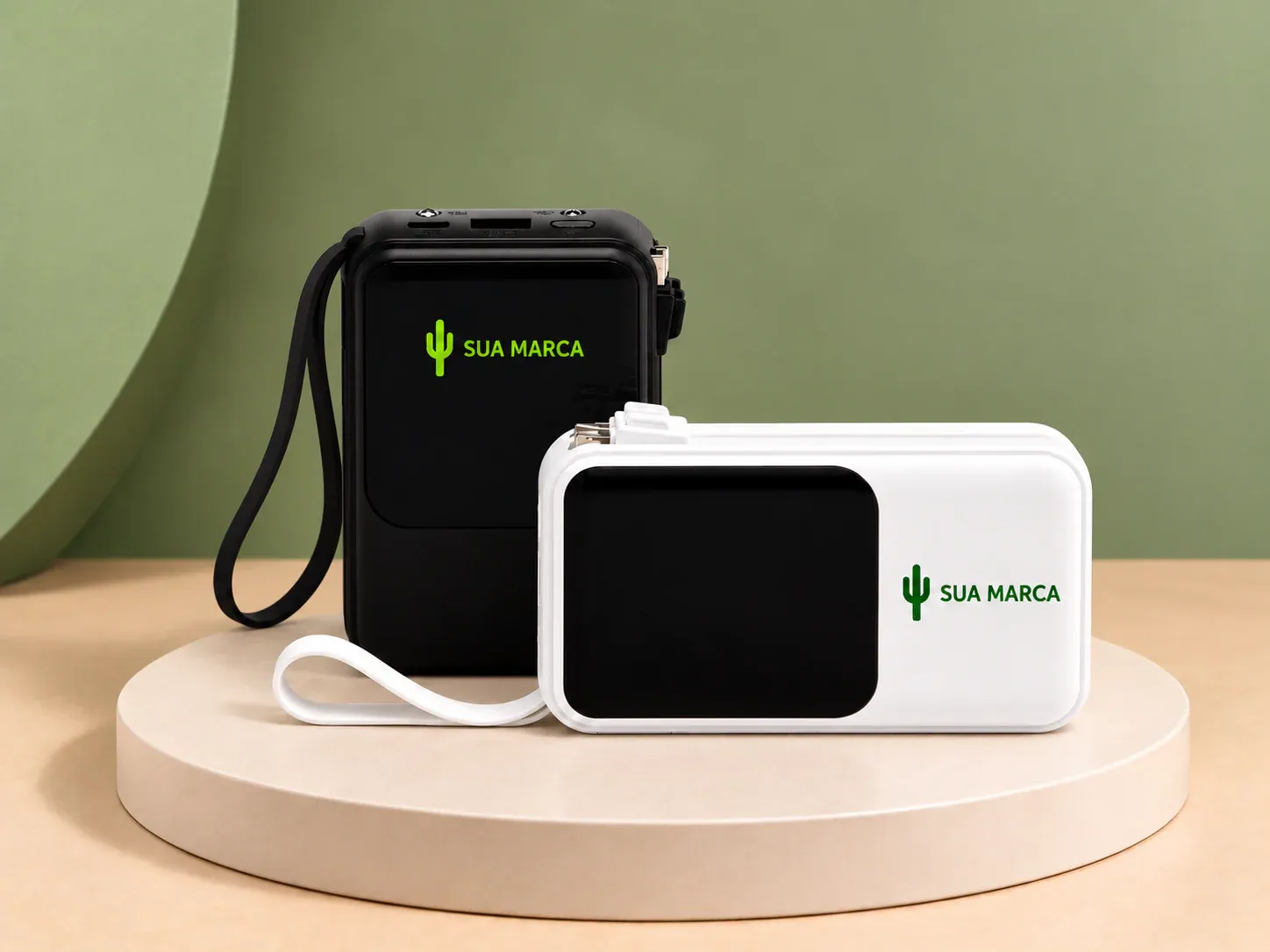 Power bank 10.000 mAh com lanterna e múltiplos cabos, com exemplo de personalização colorida: um cacto e o texto “SUA MARCA” impressos em cor