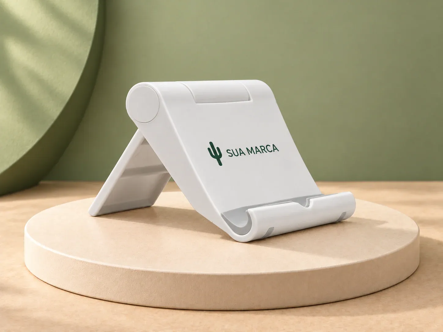 Suporte plástico para celular, com exemplo de personalização colorida: um cacto e o texto “SUA MARCA” impressos em cor