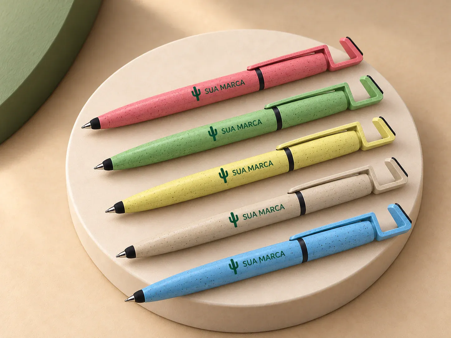 Caneta fibra de bambu touch com suporte, com exemplo de personalização colorida: um cacto e o texto “SUA MARCA” impressos em cor