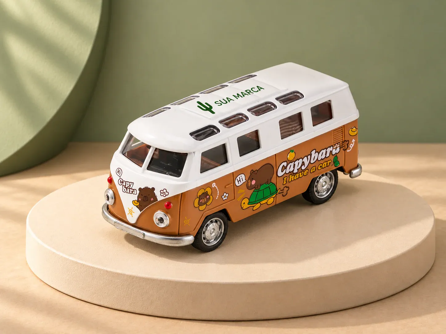 Carrinho de brinquedo em miniatura estilo van clássica com capivara, com exemplo de personalização colorida: um cacto e o texto “SUA MARCA” impressos em cor
