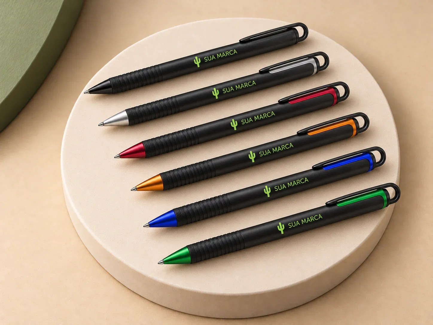 Caneta plástica, com exemplo de personalização colorida: um cacto e o texto “SUA MARCA” impressos em cor