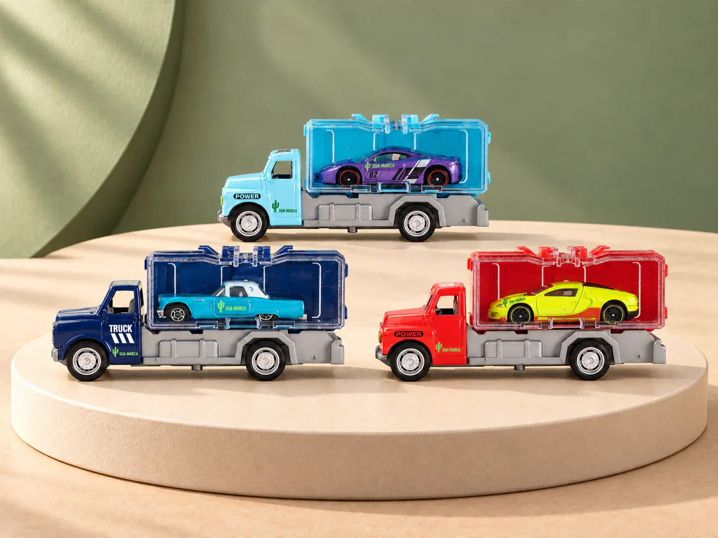 Caminhão de brinquedo em miniatura com carrinho, com exemplo de personalização colorida: um cacto e o texto “SUA MARCA” impressos em cor
