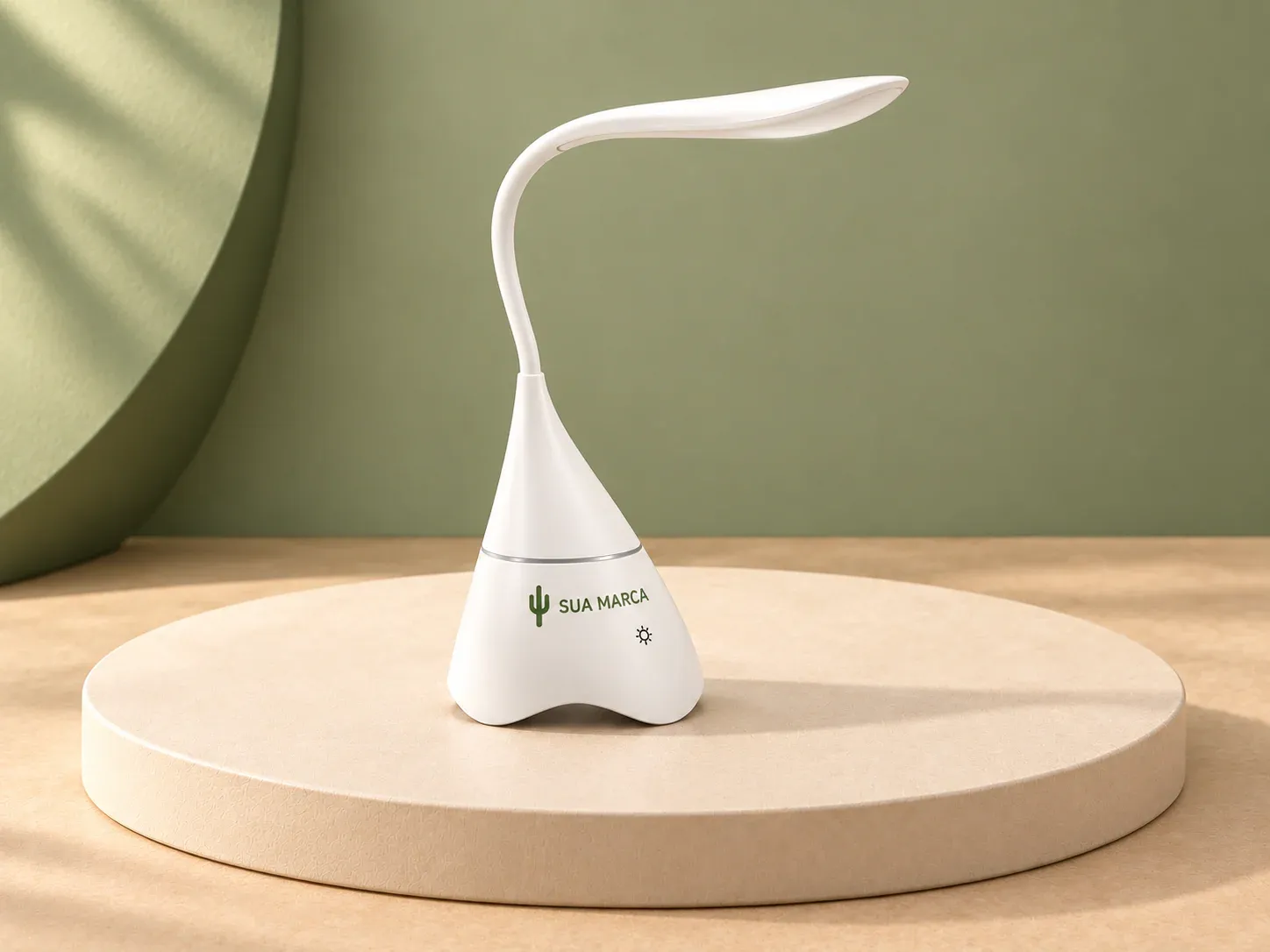 Luminária de mesa com caixa de som, com exemplo de personalização colorida: um cacto e o texto “SUA MARCA” impressos em cor