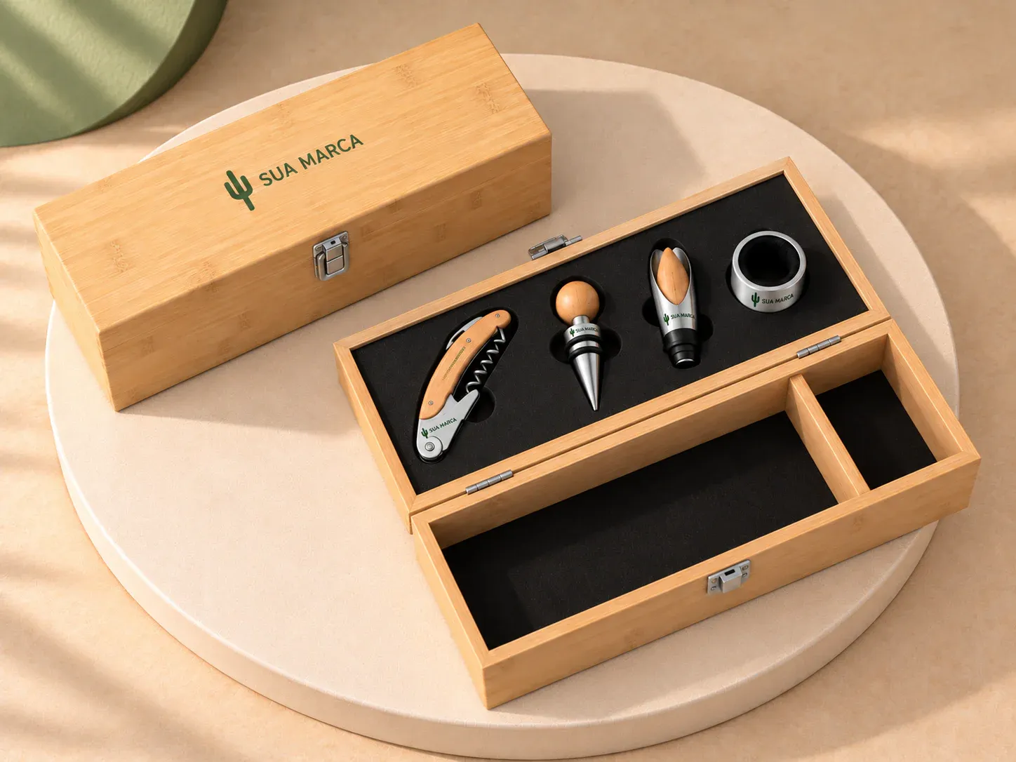 Kit vinho em bambu, com exemplo de personalização colorida: um cacto e o texto “SUA MARCA” impressos em cor
