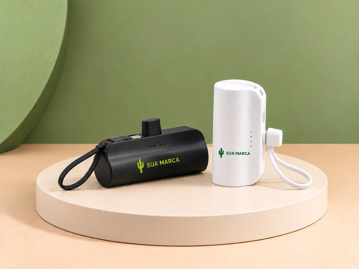 Power bank 5.000 mAh, com exemplo de personalização colorida: um cacto e o texto “SUA MARCA” impressos em cor