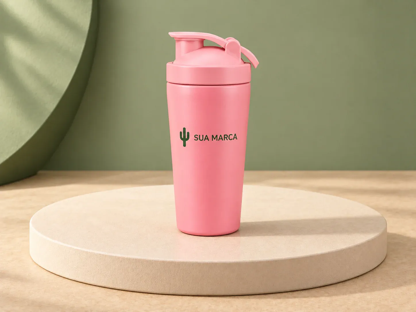 Coqueteleira térmica em inox 700 ml, com exemplo de personalização colorida: um cacto e o texto “SUA MARCA” impressos em cor
