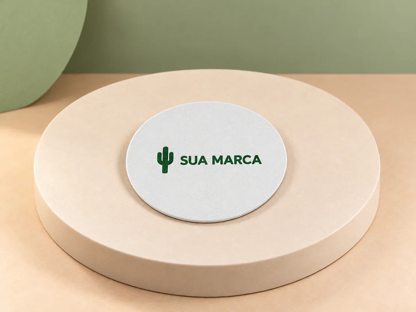 Porta-copos de couro sintético, com exemplo de personalização colorida: um cacto e o texto “SUA MARCA” impressos em cor
