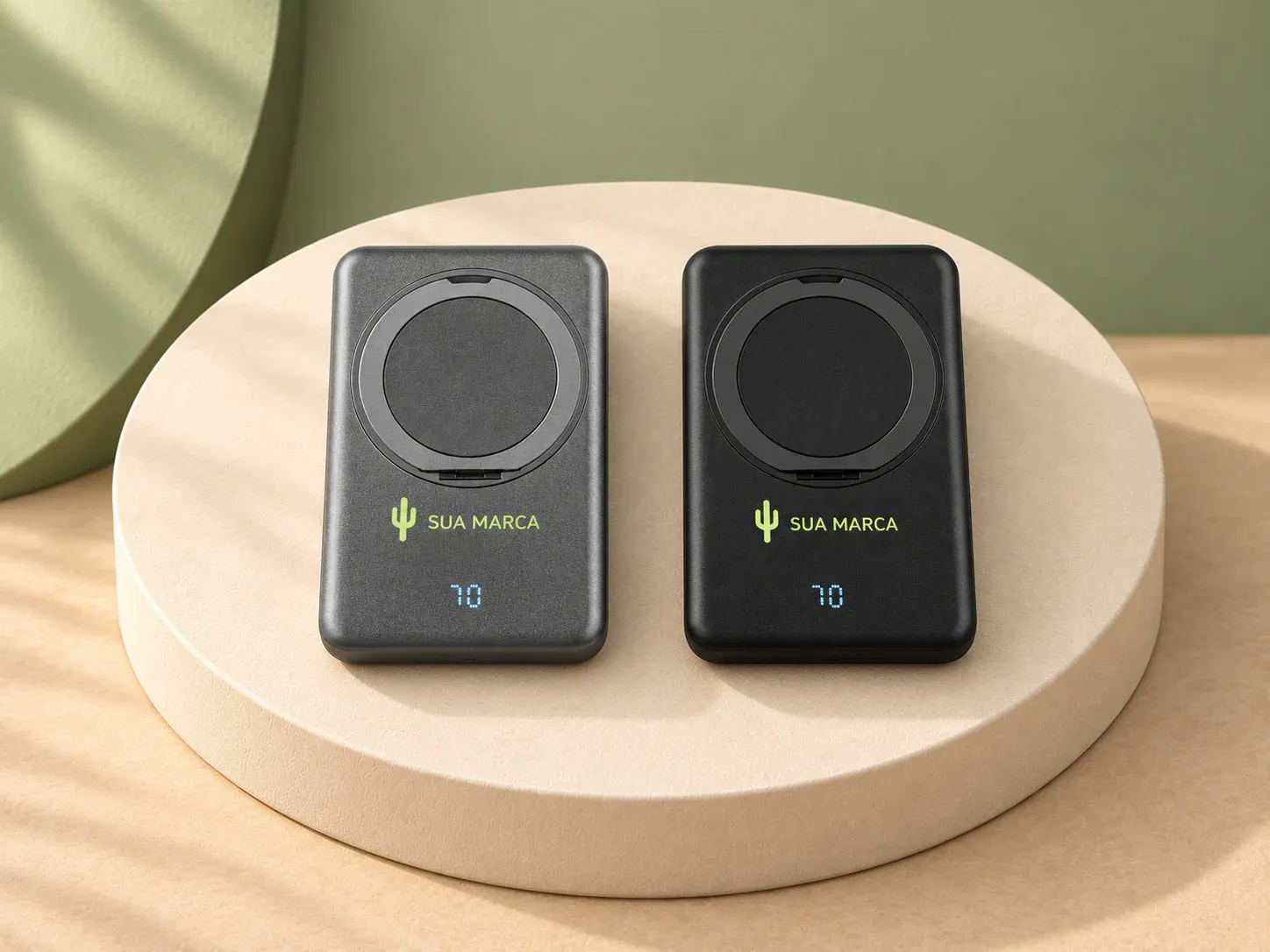 Bateria portátil magnética 5.000 mAh com carregador por indução, com exemplo de personalização colorida: um cacto e o texto “SUA MARCA” impressos em cor