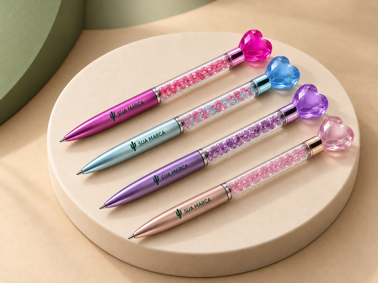 Caneta plástica coração, com exemplo de personalização colorida: um cacto e o texto “SUA MARCA” impressos em cor