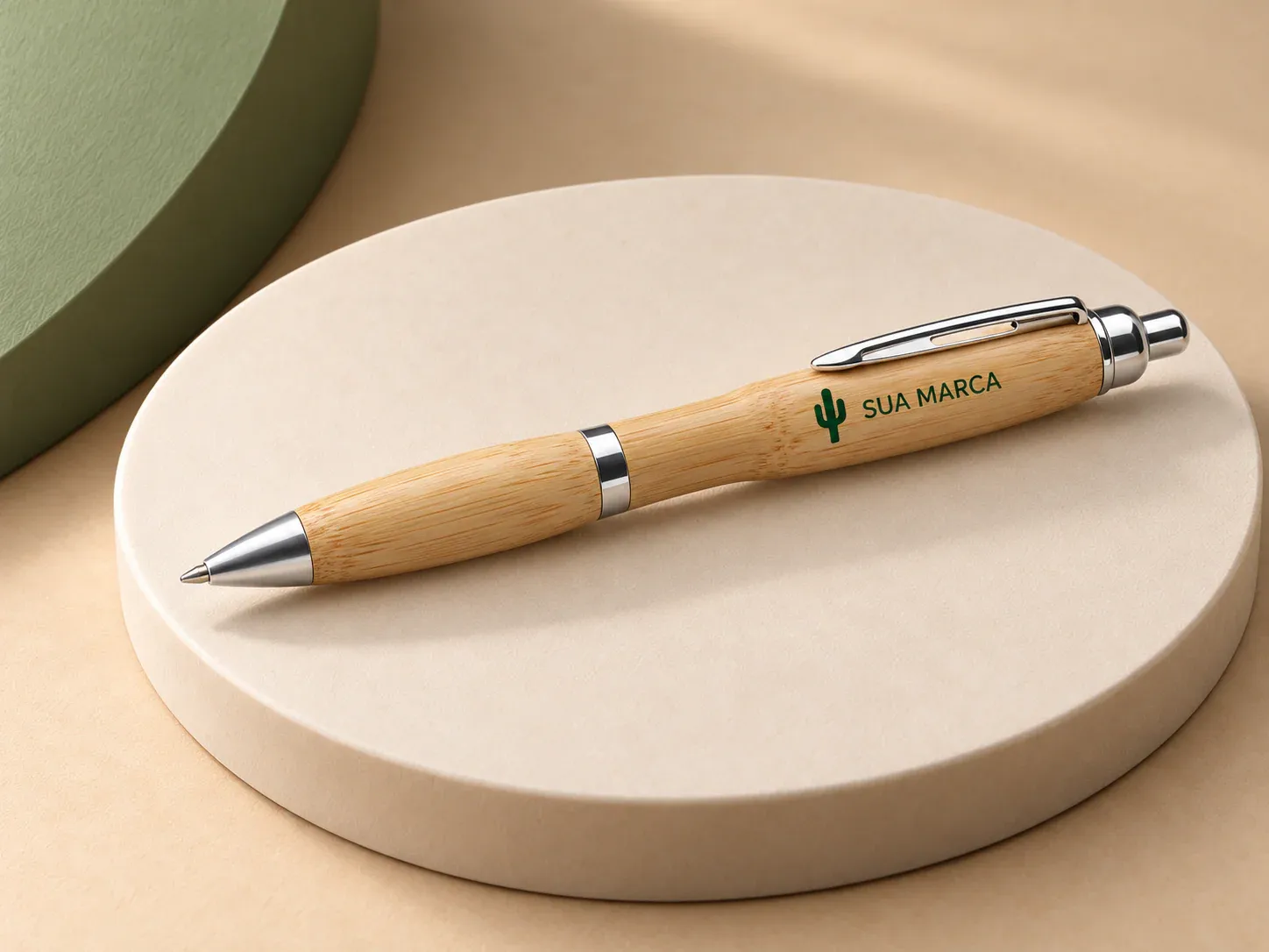 Caneta bambu, com exemplo de personalização colorida: um cacto e o texto “SUA MARCA” impressos em cor