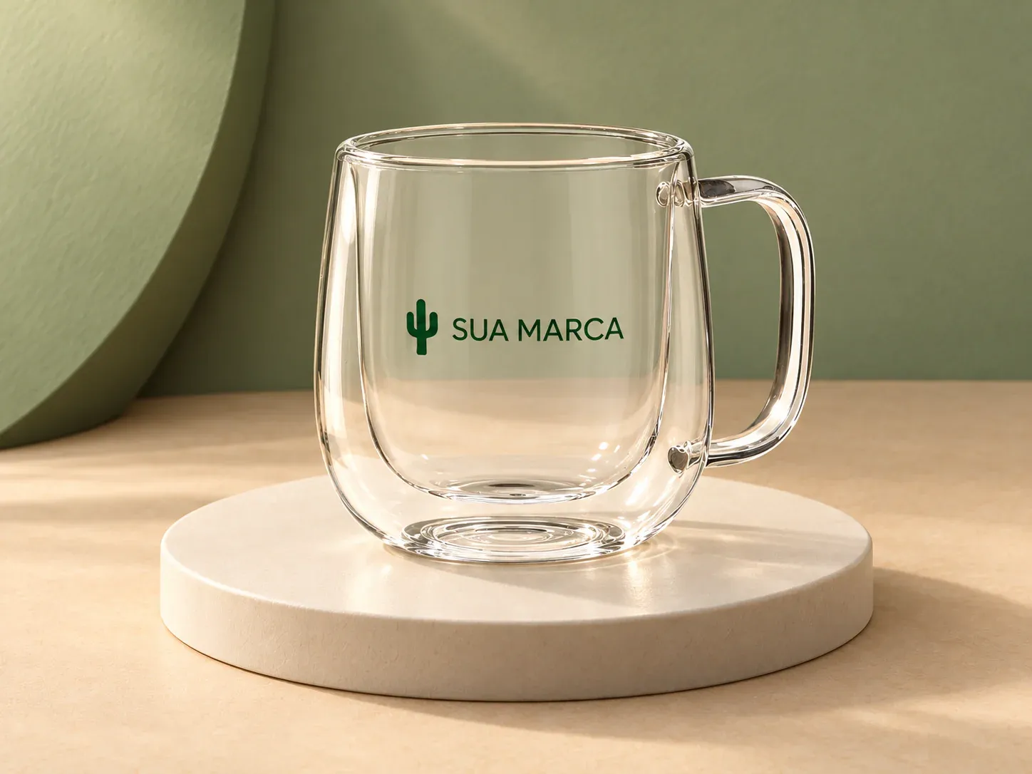Caneca de vidro borossilicato, com exemplo de personalização colorida: um cacto e o texto “SUA MARCA” impressos em cor
