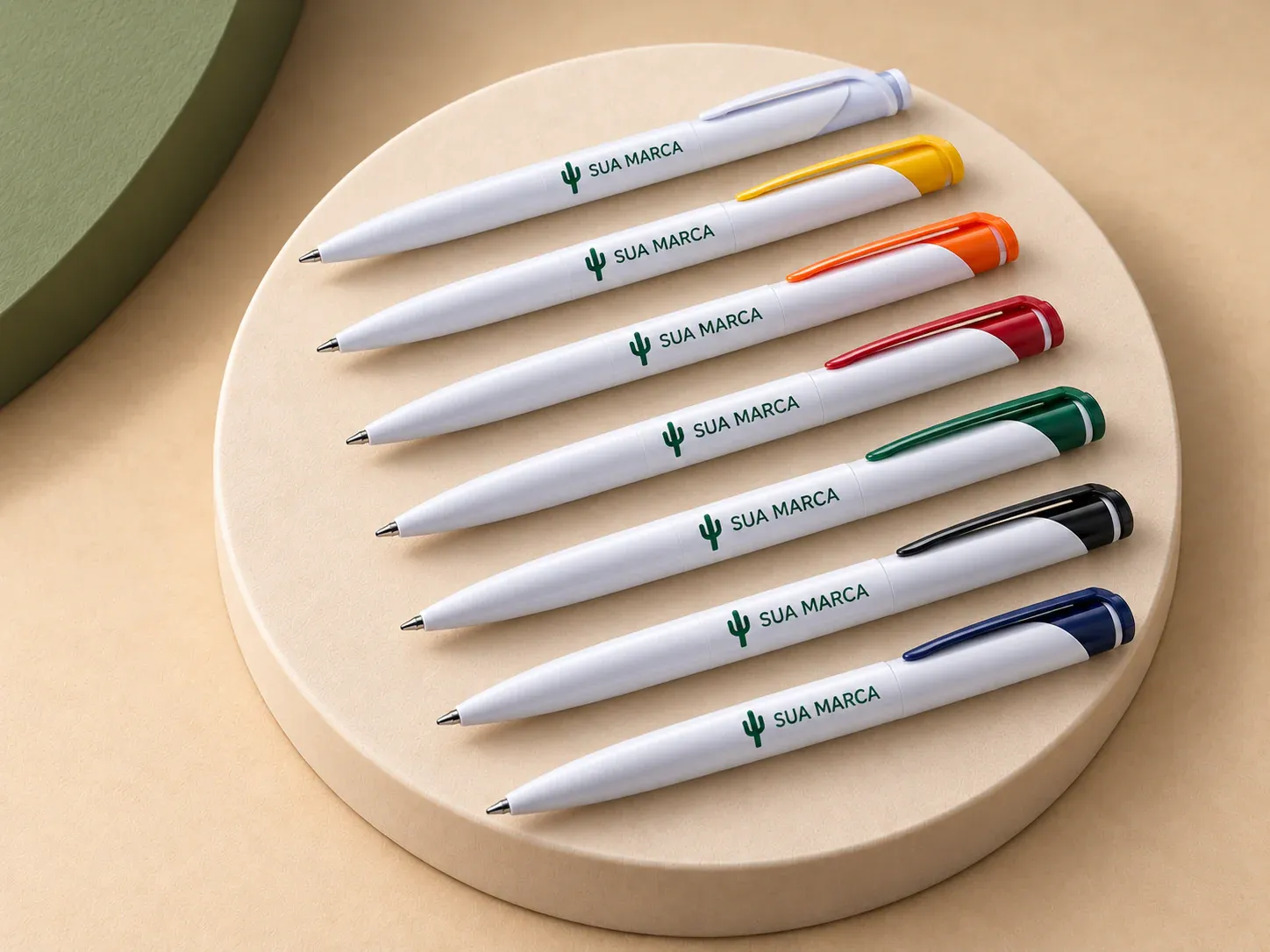 Caneta plástica, com exemplo de personalização colorida: um cacto e o texto “SUA MARCA” impressos em cor