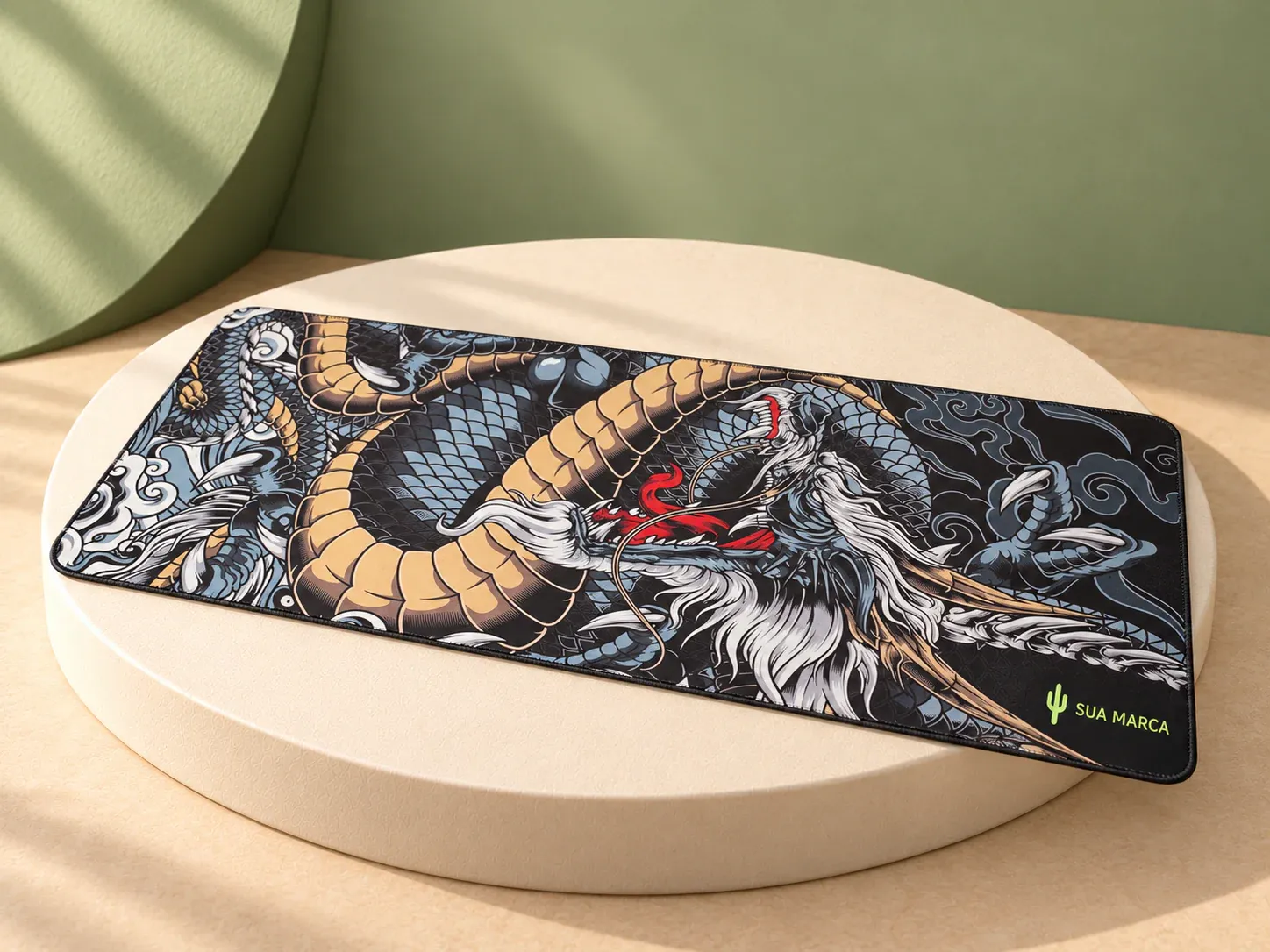Desk pad poliéster, com exemplo de personalização colorida: um cacto e o texto “SUA MARCA” impressos em cor