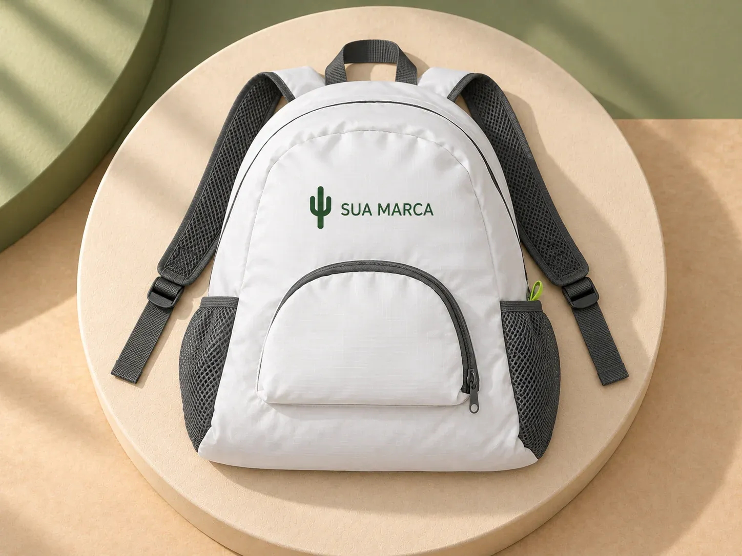 Mochila dobrável em 210D ripstop 11 L, com exemplo de personalização colorida: um cacto e o texto “SUA MARCA” impressos em cor